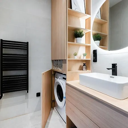 Spacious Near Center براغ