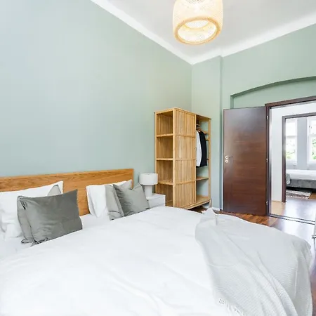Spacious Near Center شقة براغ