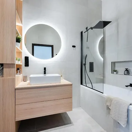Spacious Near Center Apartment Prag