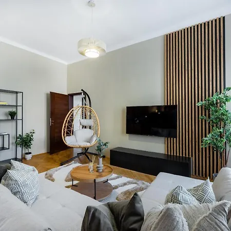 Spacious Near Center Apartament Praga