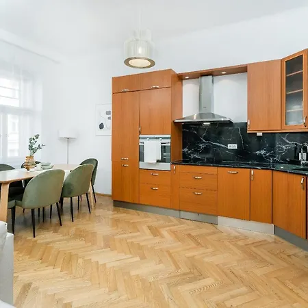 Spacious Near Center شقة *